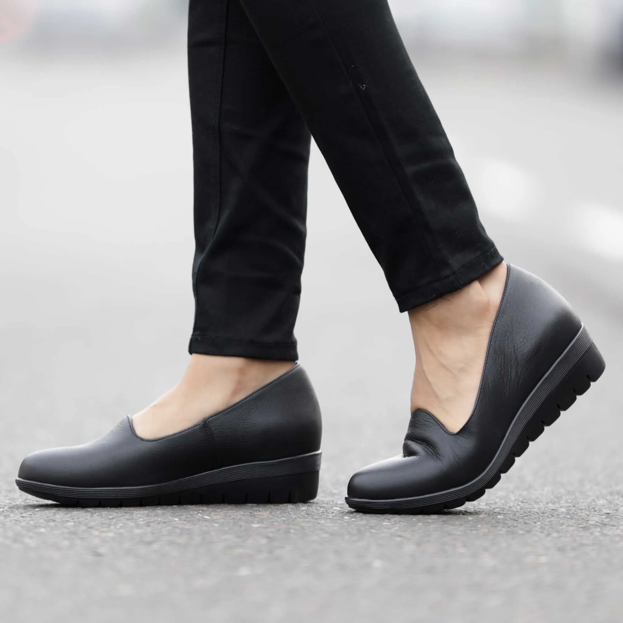 Slipper-cut Loafer in Black - 12244